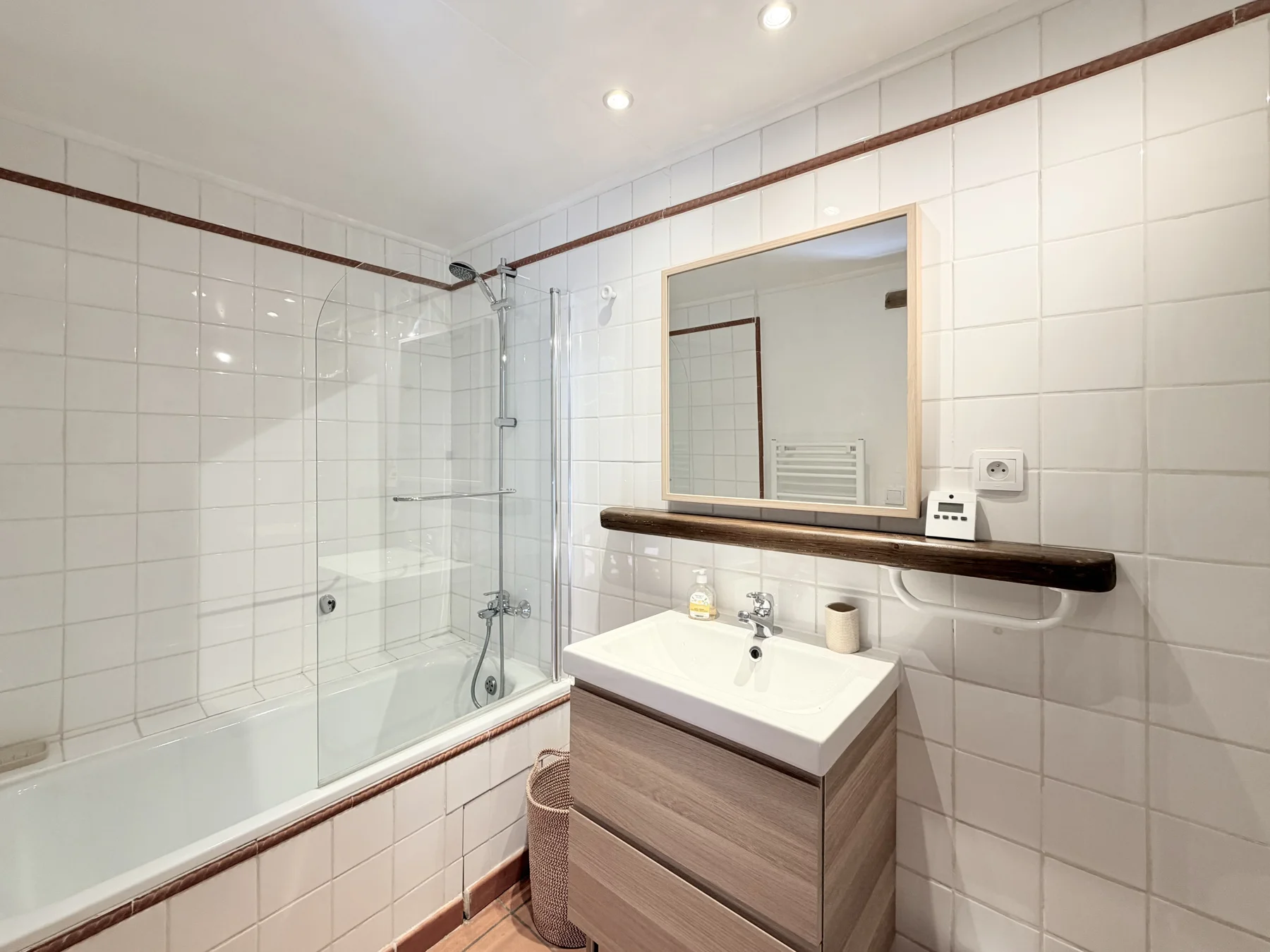 La salle de bain avec baignoire