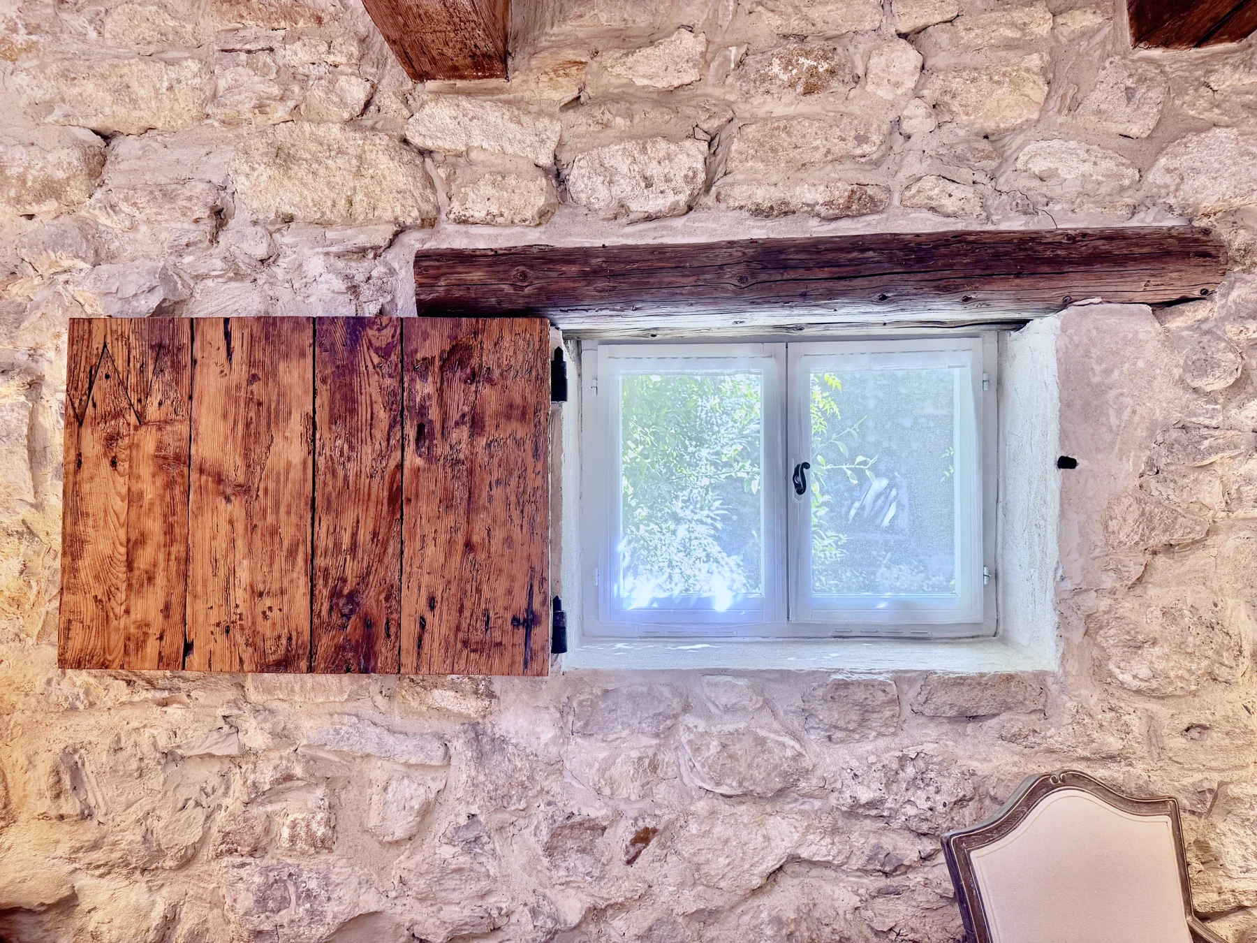 Détail de la fenêtre dans la pierre