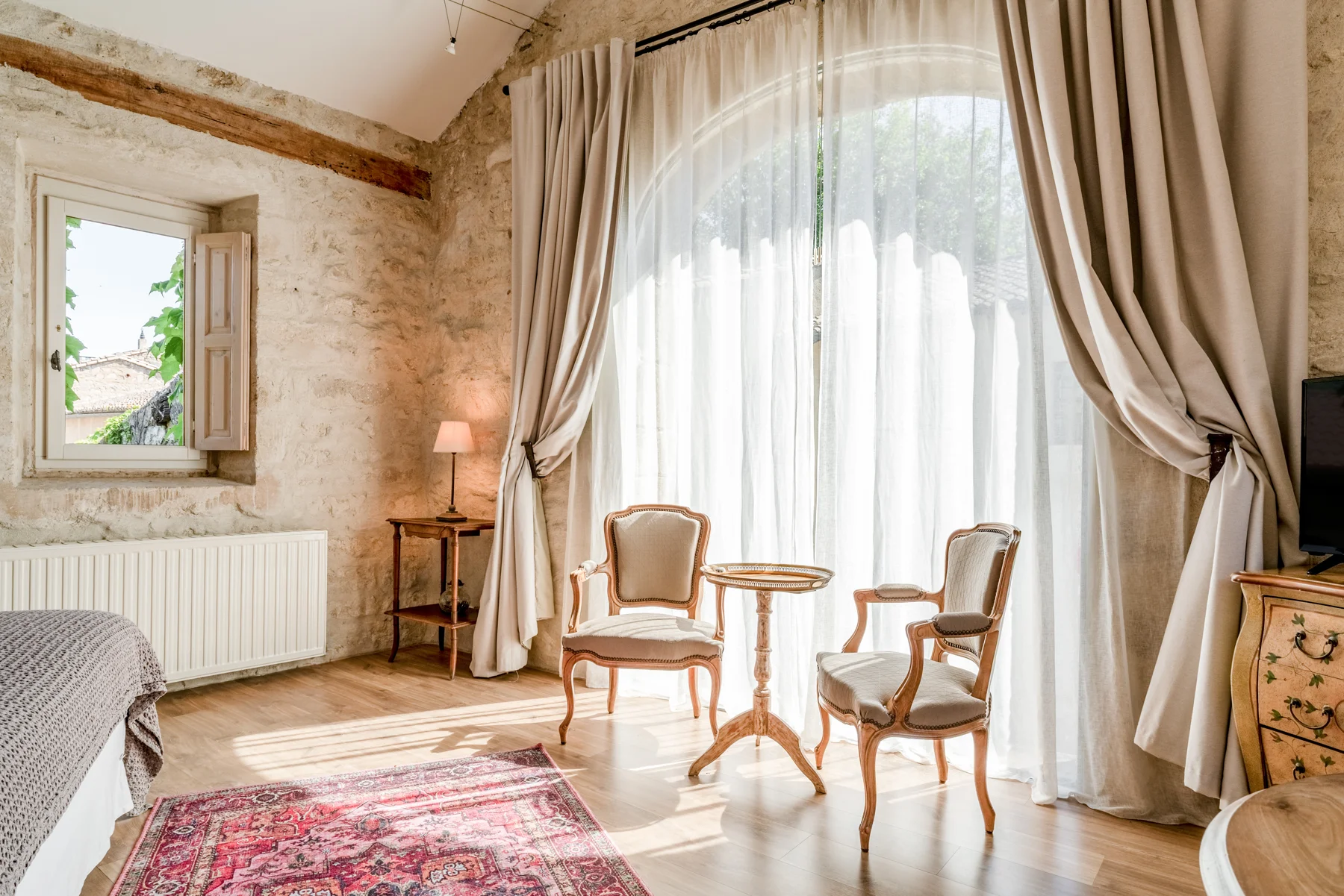 Le coin salon près de la fenêtre